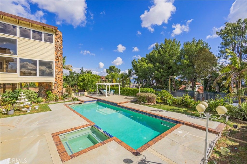 listing image 130722612831124589099