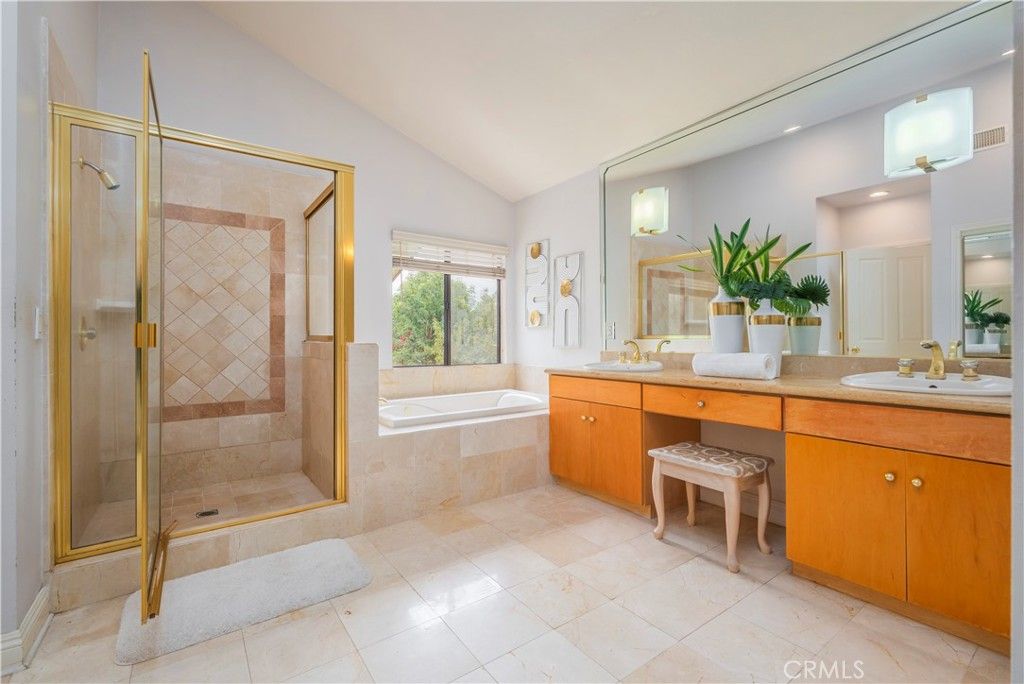 listing image 130728650065356158193