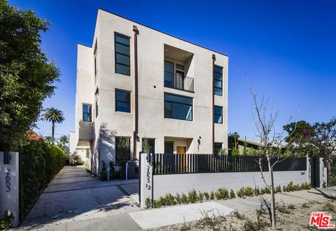 Photo of 2651 1/2 Vineyard Avenue, Los Angeles, CA 90016 (MLS # 26638337)
