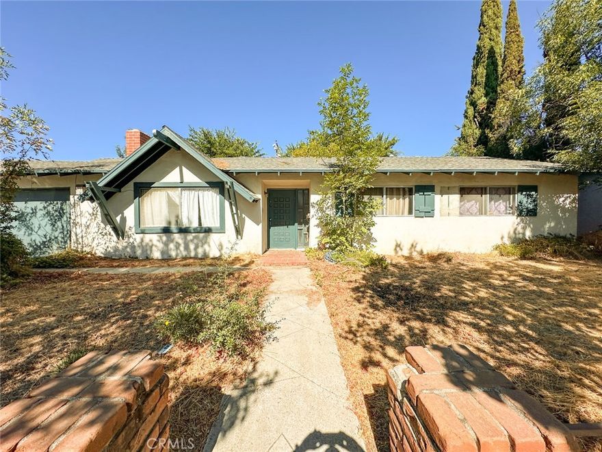 FIXER, FIXER, FIXER. This home has a great floorplan with a large family room addition larger than many others in the area. It also has a huge back yard. The home is in an excellent location near the 101 freeway. Perfect for DIY or Investment.