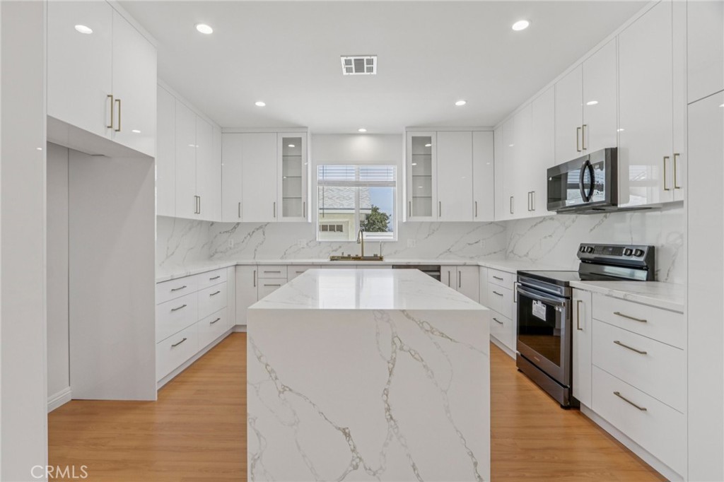 For Lease - Brand New ADU! Be the first to live in this stunning 2 bed, 2 bath detached ADU at 17146 Stare St in Northridge! Featuring soaring 10-ft ceilings, a designer kitchen with white shaker cabinets, gold finishes, stainless steel appliances, and a large center island. Enjoy modern comforts, privacy, and paid-off solar all in a prime location near CSUN, shops, and freeways.