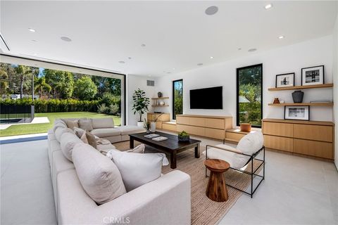 4930 Palomar Drive Tarzana CA 91356