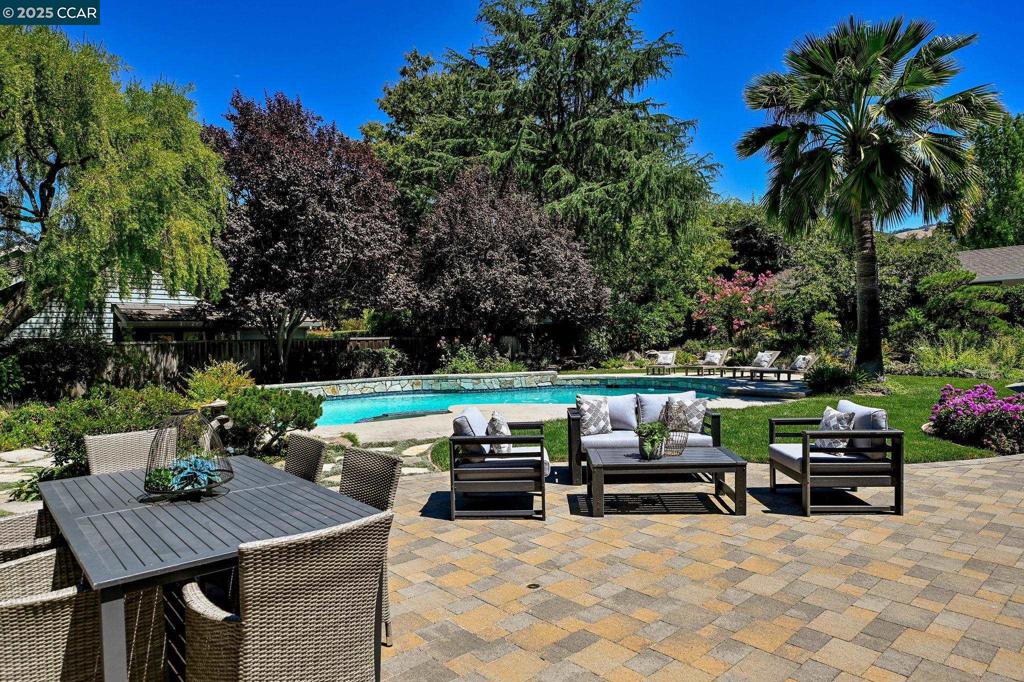 WHITEGATE - Residential