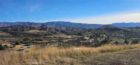 Photo of 32600 Willow Ln, Agua Dulce, CA 91390 (MLS # SR25258384)