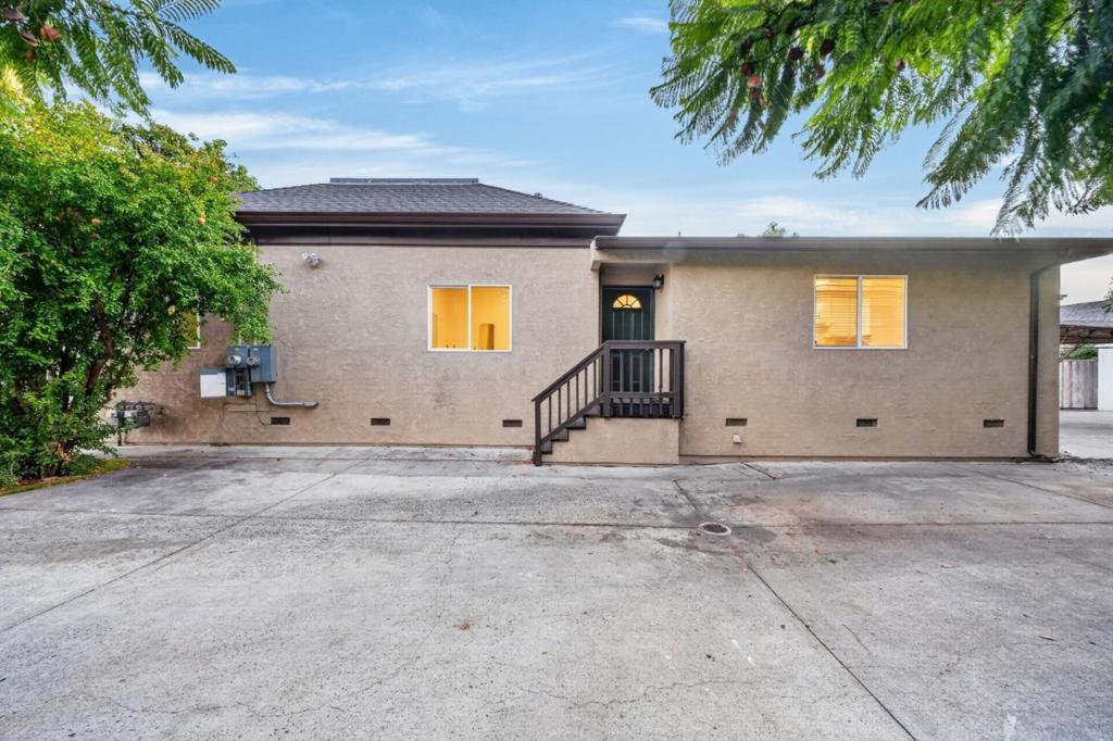 585587 E Saint James Street