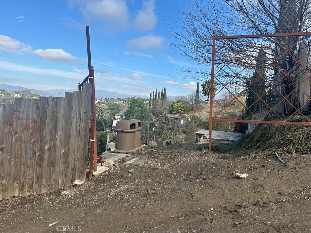 Lot with Nice View to LA downtown in the hills of Montecito Heights.