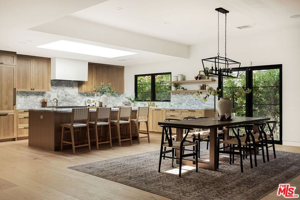 Photo of 735 N Orlando Avenue, Los Angeles, CA 90069 (MLS # 25608663)