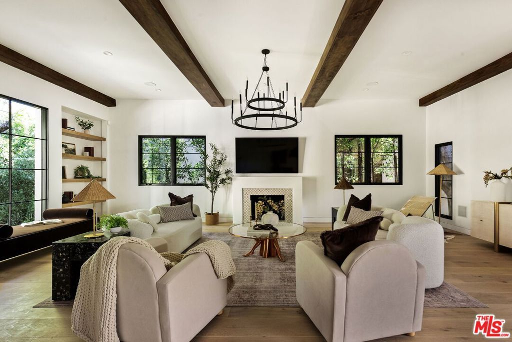 Photo of 735 N Orlando Avenue, Los Angeles, CA 90069 (MLS # 25608663)
