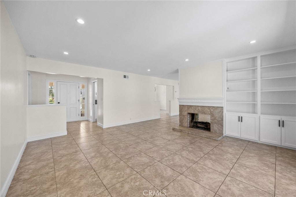 831 E Hoover