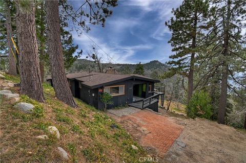 Photo of 32047 Pine Cone Dr, Running Springs, CA 92382 (MLS # IG26030498)