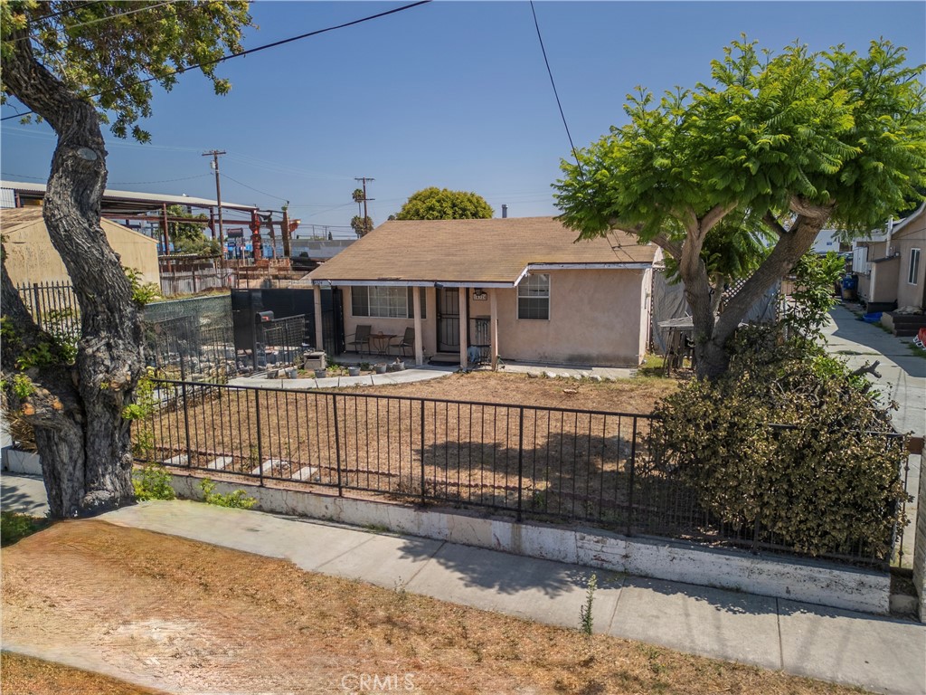 Rare chance to secure a prime oversized lot in Hawthorne! Sitting on 15,619 sq. ft. (52.5’ x 297.5’), this property features a 1950 original 2 bed / 1 bath home ready for redevelopment. What sets it apart is the dual access front street entrance plus rear alley access creating ideal separation for a new primary residence with a detached ADU, or other permitted uses (buyer to verify). Zoned LCA1YY, the deep lot offers flexibility for expansion, new construction, or future lot-split exploration.
Located minutes from SpaceX, SoFi Stadium, LAX, and Silicon Beach, this property sits in one of the most in-demand rental and ownership corridors in Los Angeles. Whether building to sell or hold, this is the type of canvas developers, investors, and builders rarely find. Property sold as-is; buyers to conduct their own due diligence on zoning and development options.