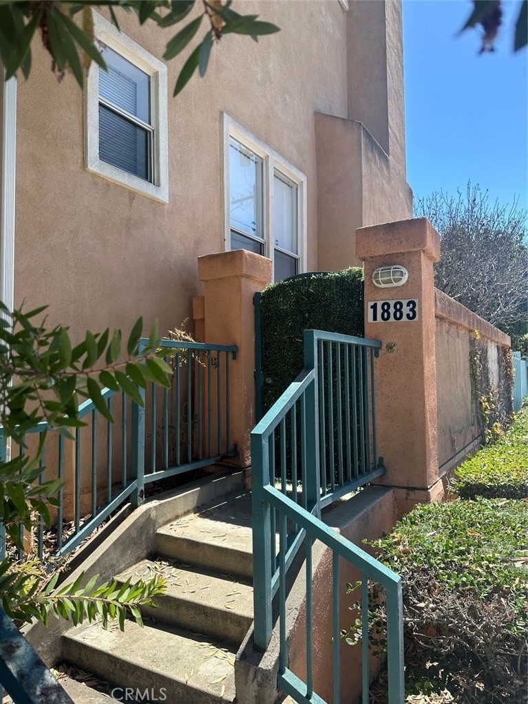 Welcome to the nice City of Long Beach. Unit is in great condition, central air, fire place. Conveniently located near shopping, dining, and public transportation. A prime opportunity for those seeking a high-demand area.