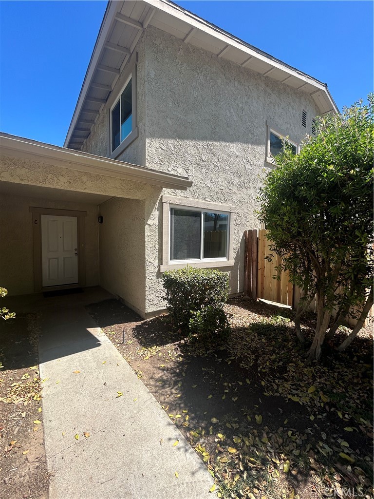 This inviting 2-bedroom, 1.5-bath condo offers 934 square feet of comfortable living space in a peaceful Corona community. Inside, you’ll find a bright open layout with central cooling, a cozy fireplace, and the convenience of an attached one-car garage.
The neighborhood offers resort-style amenities, including a community pool that overlooks the lake, beautifully landscaped grounds, and recreational areas maintained by the HOA. With its prime Corona location near shopping, dining, schools, and quick freeway access, this home combines everyday convenience with tranquil surroundings.
Don’t miss the chance to make this welcoming condo your next home.