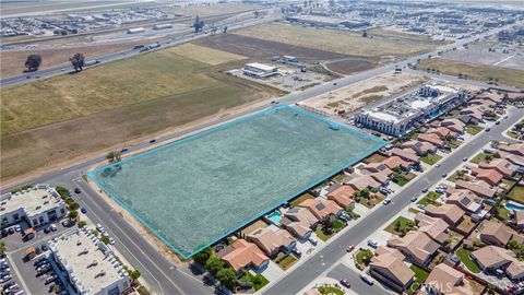 Photo of 555 Dover Parkway, Delano, CA 93215 (MLS # SR26109902)