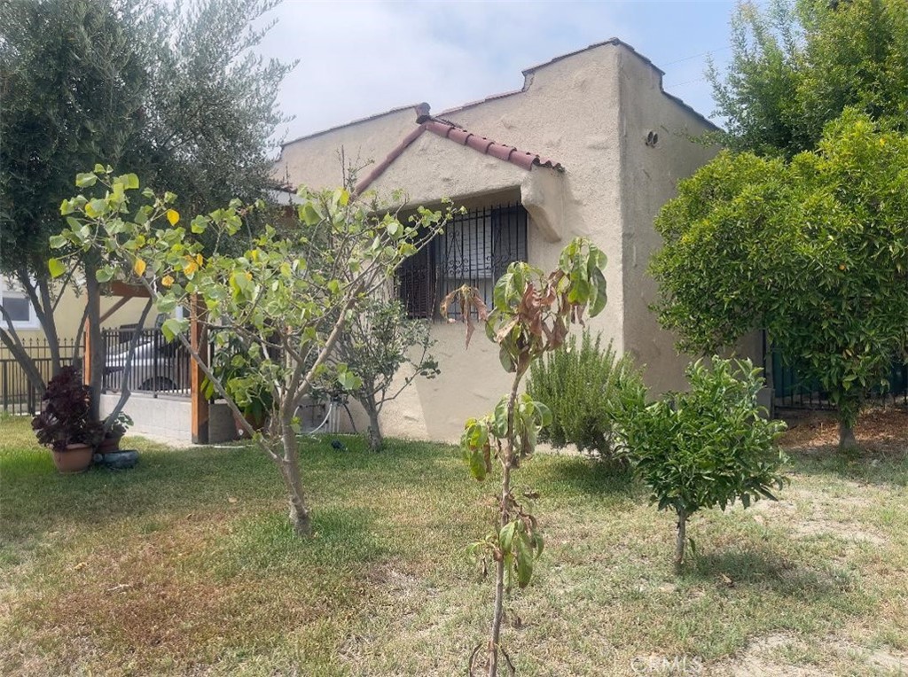 Welcome to this charming home that features 2 bedrooms, 1 bathroom, fireplace, laundry room and fruit trees. This property offers 816 sq ft of living space, 5,411 sqft lot, R2 zoning to add extra living space or build an ADU. Enjoy a spacious back yard for entertaining or relaxing with your family or friends. Perfect for first time home buyers. Don't miss this opportunity to make this home yours!
School: Russell Elementery Scholl, Drew Middle Scholl, and Mervyn M. Dymally High School