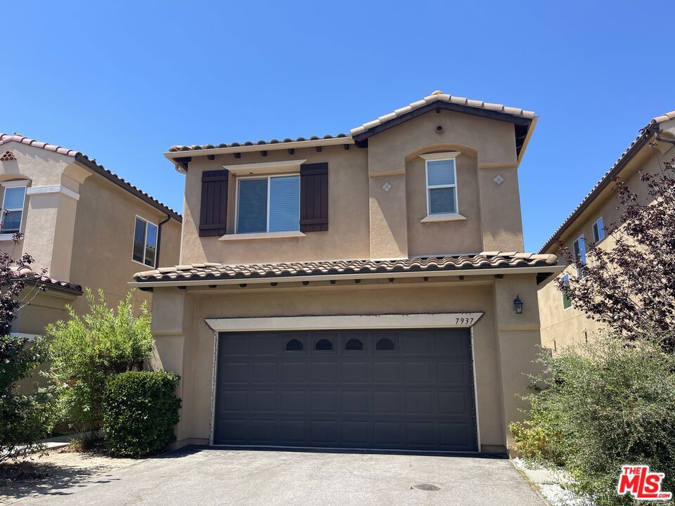 The Enclave a small comunity of 16 homes. you will fall in love with this 2016 built home for FAMILY SIZE, 5 bed, 4 bath. One bed, one full bath, dinning area and fire place on the 1st floor. Modern kitchen equipped with quartz countertops , hand set mosaic tile back splashes with eat at counter. Upstairs master bedroom with walk in closet, over sized soaking tub, separate shower. 3 additional bed room and 2 bath, laundry room. Enjoy the LED recessed lighting, stainless steel stove, tankless water heater.