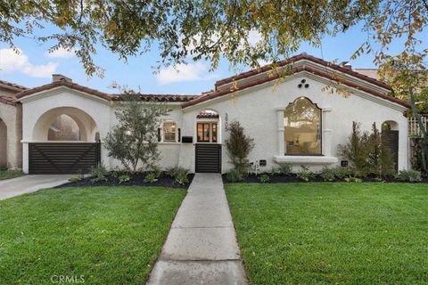 Photo of 3905 Roxton Avenue, Los Angeles, CA 90008 (MLS # IG26076354)
