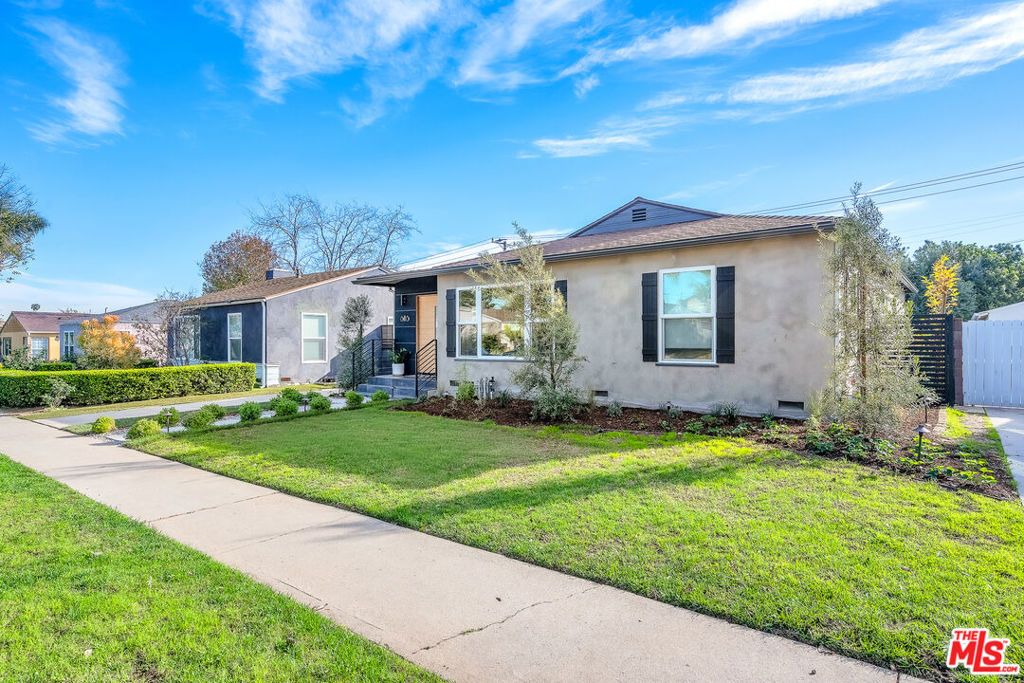 Photo of 616 W Ellis Avenue, Inglewood, CA 90302 (MLS # 26638523)