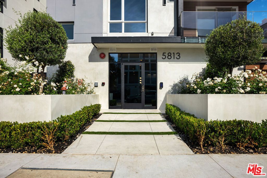 Photo of 5813 Lexington Avenue #401, Los Angeles, CA 90038 (MLS # 26652371)