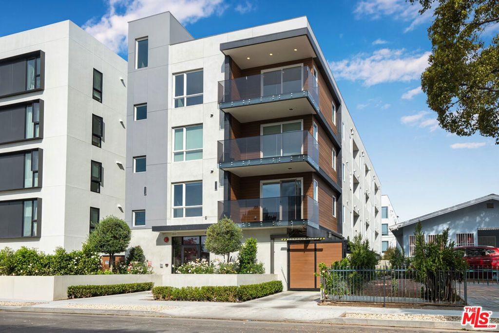 Photo of 5813 Lexington Avenue #401, Los Angeles, CA 90038 (MLS # 26652371)