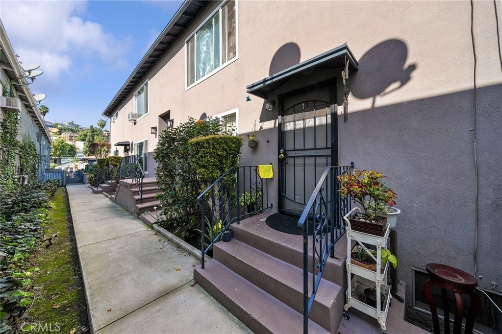 3823 Stockbridge