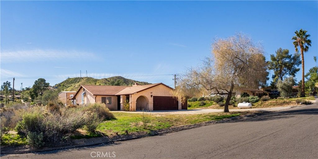 Photo of 49159 Tamarisk Dr, Morongo Valley, CA 92256 (MLS # JT26011274)