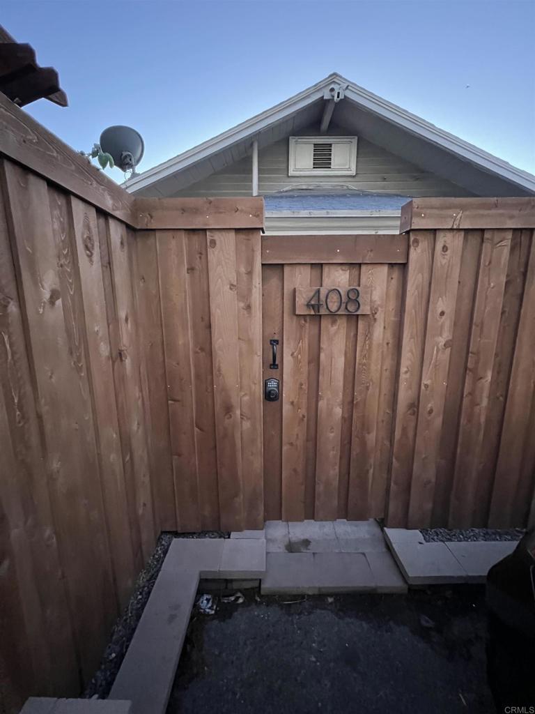 Beach home west of 101 and close to restaurants and beach. Victorian home with high ceilings and original wood floors. Private gated yard, Very cool!! outside beach shower, private yard,