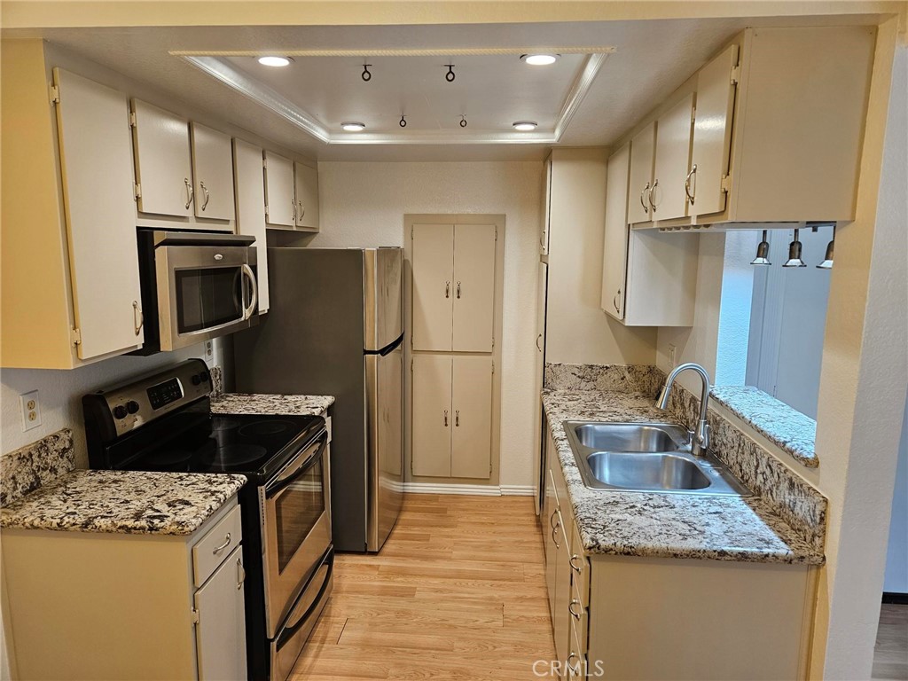 Incredible one bedroom upper unit with panoramic views. Remodeled with laminate floors, granite counters in the kitchen and bathrooms. Quit interior location with vaulted ceilings overlooking community pond with flowing streams. Large family room attached to the kitchen and separate bedroom with walk in closet. Spacious balcony with and a 1 car garage. Washer/Dryer included. Clean and steps from the community pool, hiking/jogging/biking trails, shopping, movie theaters and more.