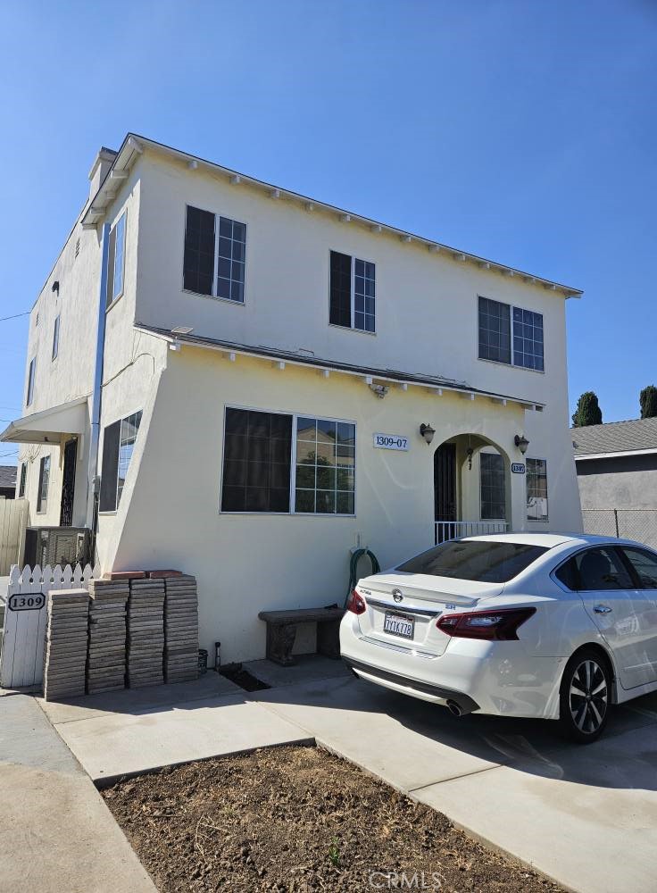 This unit is ready for a good tenant who wants to leave near Citadel Outlets, ELAC, Downtown LA, Cal State. LA., Features 2 bedrooms and 1.5 baths, laundry, remodeled kitchen, good size living room, dining room and 2 bedrooms with air conditioning. 1 car parking and small private patio.