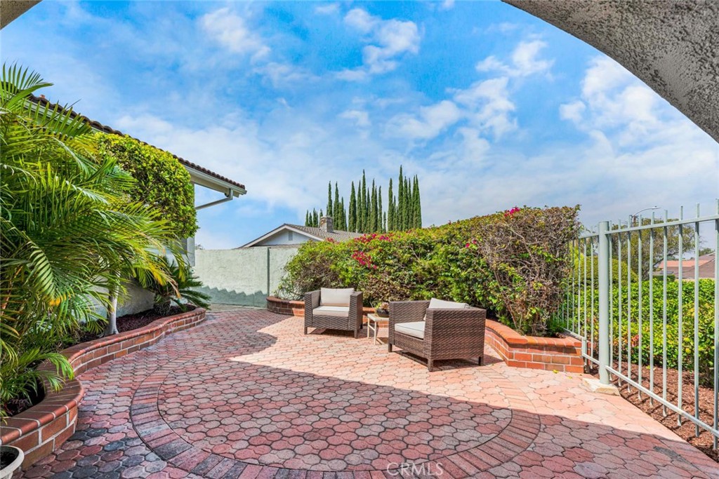 2204 E White Lantern Lane