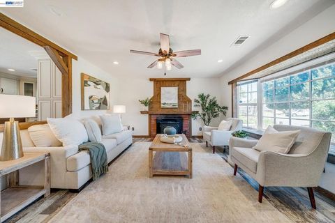 Photo of 5405 Farina Ln, Fremont, CA 94538 (MLS # 41140996)