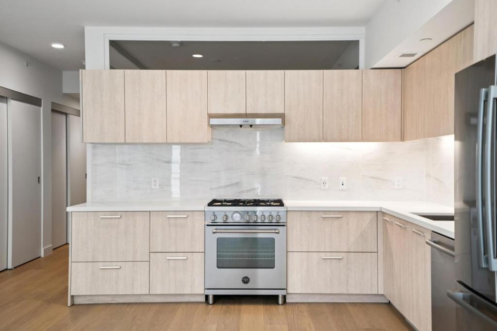 188 W St James Street 11107
