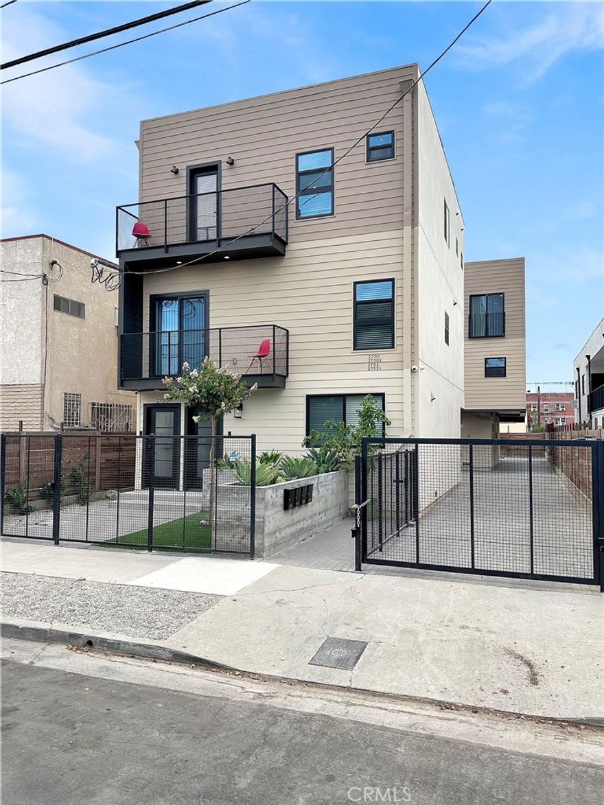 Discover modern LA living in this multi-unit property on a quiet street in beautiful Historic Filipinotown. Centrally located just minutes from Echo Park, Silver Lake, Koreatown, Hollywood, and Downtown LA, this 4-bedroom, 4-bathroom townhouse offers comfort, style, and convenience.
Enjoy a bright, open layout with premium finishes, central air and heat, stainless steel appliances, a dishwasher, and an in-unit washer/dryer. The home also features its own backyard — perfect for entertaining or extra storage. Take in stunning skyline views of Los Angeles while keeping costs low with solar panels. Two assigned parking spaces included. Pet friendly. Available for move-in November 1, 2025.