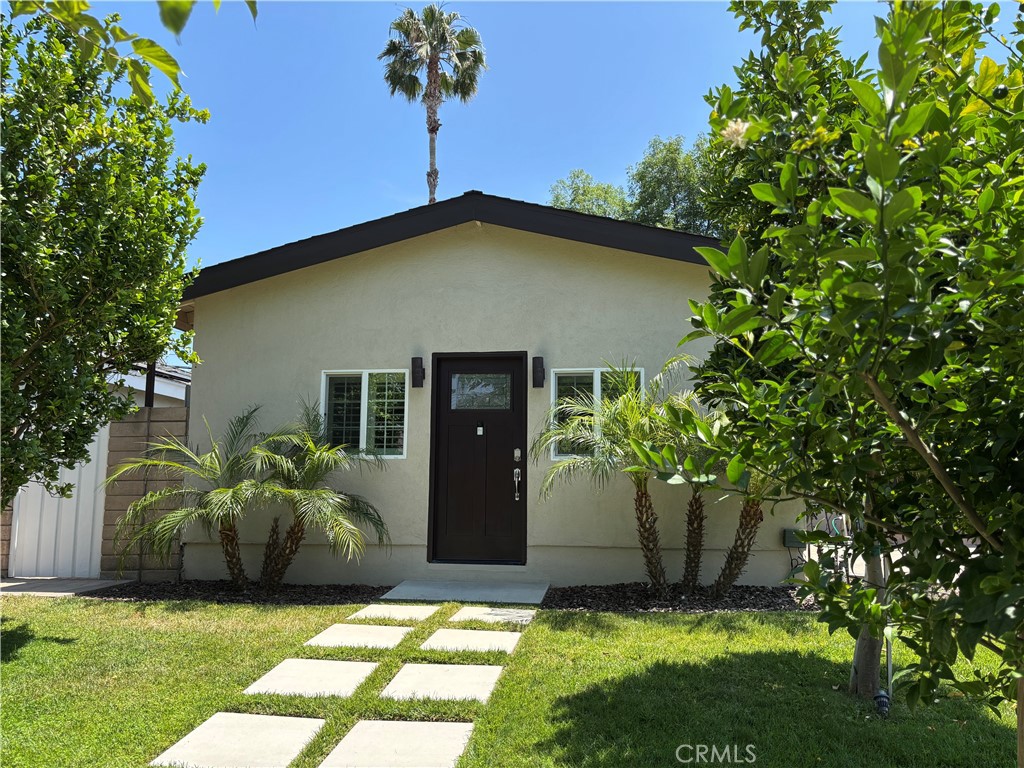 First time in the MARKET FOR RENT! Be the first to live in this beautifully designed, private ADU suite located in a quiet and convenient neighborhood. This unit features Private access, all-new appliances, in-unit washer and dryer, and includes a 65" TV. Enjoy modern finishes, a thoughtfully planned layout, and plenty of natural light.
Located near Woodland Hills Village, Westfield Topanga Mall, Costco, popular dining, outdoor recreation, and with easy access to the 101 freeway. Close to Pierce College and other educational facilities.
Don’t miss this rare opportunity—move-in ready and perfectly located!