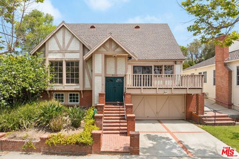 Photo of 9515 Beverlywood Street, Los Angeles, CA 90034 (MLS # 26851671)