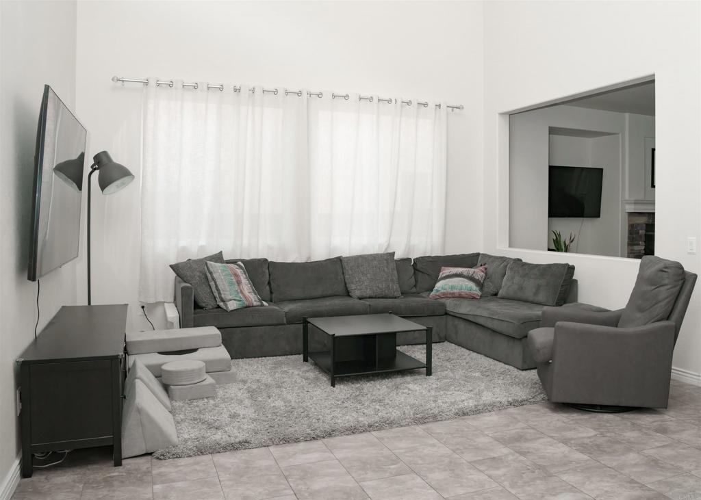2361 Paseo Los Gatos