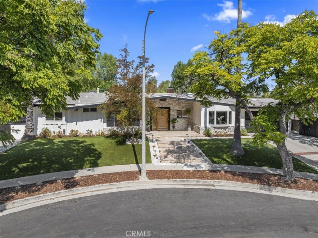 Photo of 23761 Ladrillo Street, Woodland Hills, CA 91367 (MLS # SR25219994)