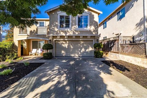 Photo of 592 Ross Cir, Martinez, CA 94553 (MLS # 41115756) Photo of 592 Ross Cir, Martinez, CA 94553 (MLS # 41115756)