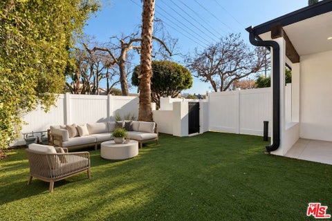 Photo of 845 N Formosa Avenue, Los Angeles, CA 90046 (MLS # 26989029)