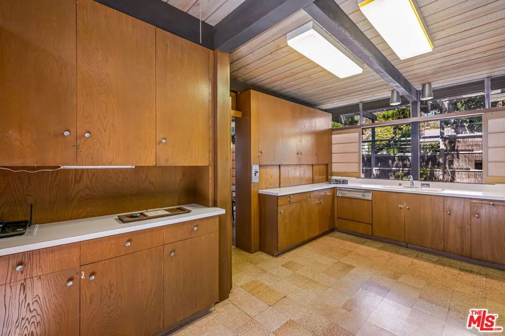 Santa Monica, California 90402, United States, 3 Bedrooms Bedrooms, ,3 BathroomsBathrooms,Residential,Active,133374