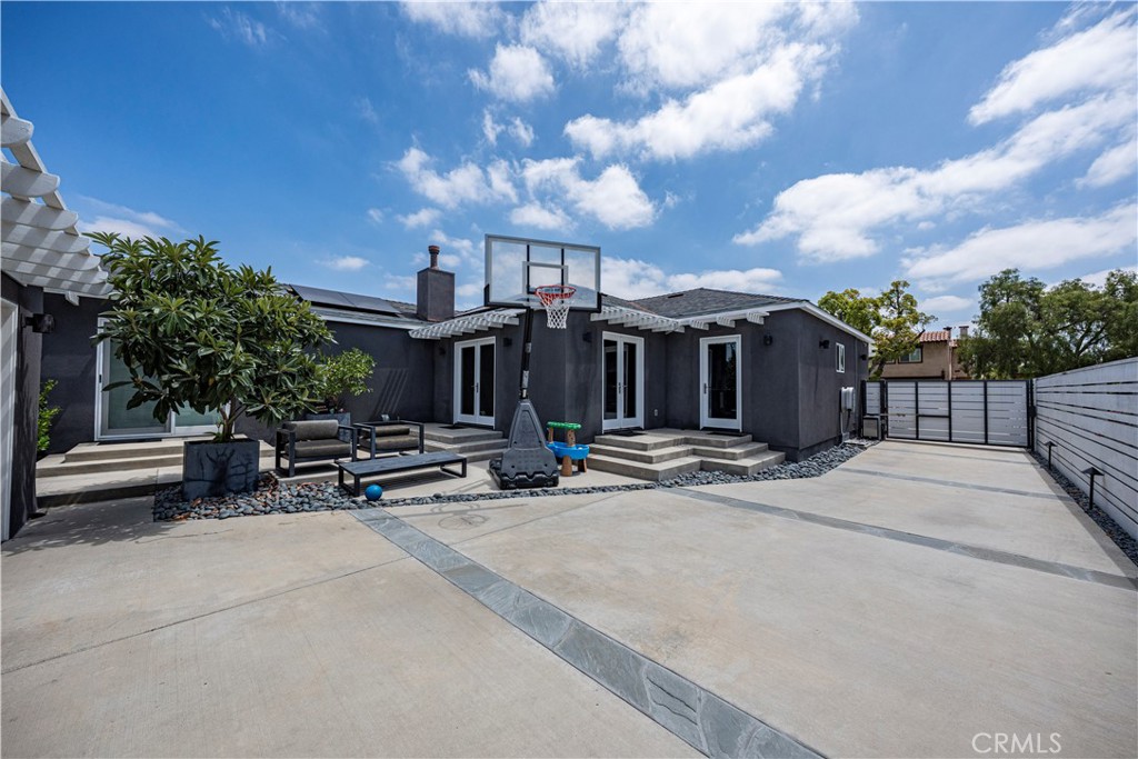 4557 Hazelbrook Avenue