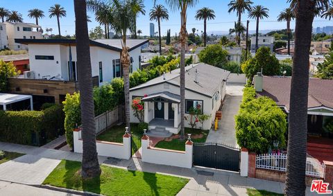 Photo of 2821 S Sycamore Avenue, Los Angeles, CA 90016 (MLS # 26669535)