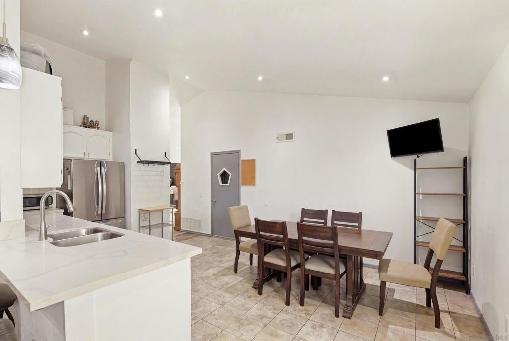 1686 Planicie Way