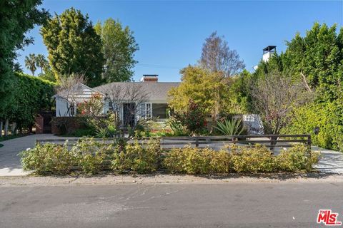 Photo of 4001 Alcove Avenue, Studio City, CA 91604 (MLS # 26646317)