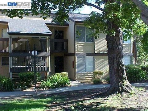 Photo of 355 355 Parkview Ter Ter #A-8, Vallejo, CA 94589 (MLS # 41126069)