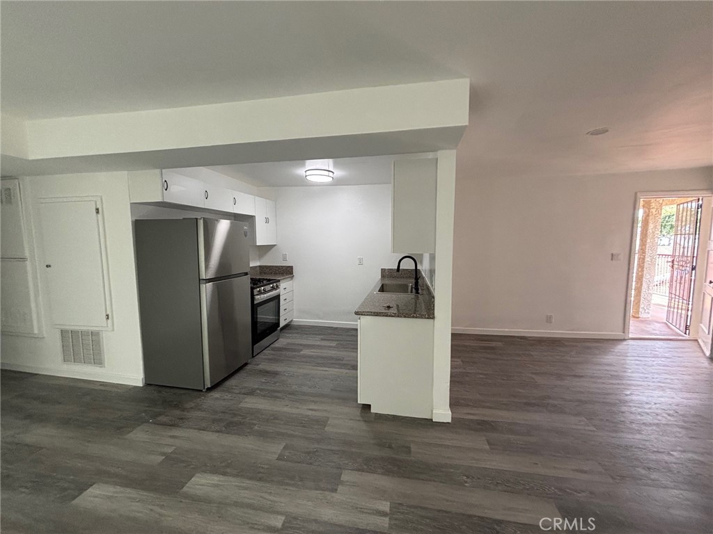 **Charming 2-Bedroom Apartment in Prime Inglewood Location**
Welcome to this beautifully updated 2-bedroom, 1-bathroom unit located in the vibrant heart of Inglewood, CA. Nestled within a well-maintained, gated 8-unit building, this apartment offers comfort, style, and convenience—perfect for small families, couples, or individuals seeking a modern living space in a prime location.
Step inside to discover a freshly painted interior with brand-new flooring, creating a bright and contemporary atmosphere. The spacious layout is complemented by thoughtful amenities, including air conditioning and heating for year-round comfort, and a convenient on-site washer and dryer that simplifies daily living.
Parking is a breeze with two assigned spaces in a detached carport, securely located behind gated access for added peace of mind.
Ideally positioned in ZIP code 90301, this unit provides easy access to local amenities, public transportation, major freeways, and everything Inglewood and greater Los Angeles have to offer. Enjoy the excitement of the nearby SoFi Stadium, the Hollywood Park Entertainment District, and the dynamic energy of a rapidly growing neighborhood. Located at the border of North Inglewood and Westchester, this home places you moments from top dining, shopping, and entertainment destinations.
Don’t miss this rare opportunity to live in a secure, stylish, and centrally located apartment in one of LA’s most exciting communities. **Schedule your showing today—this gem won’t last long!**