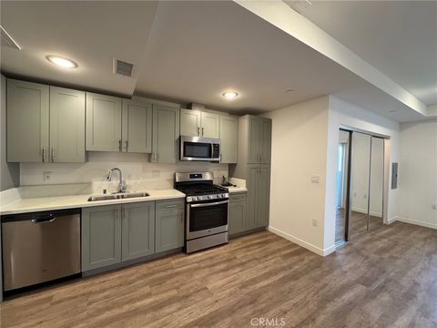 Photo of 1025 S Berendo Street #404, Los Angeles, CA 90006 (MLS # SR26092428)
