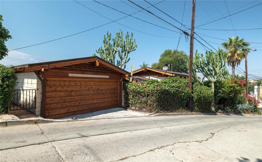 3950 De Longpre Avenue