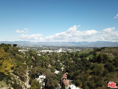 Photo of 3905 N Hopevale Drive, Sherman Oaks, CA 91403 (MLS # 26827935)