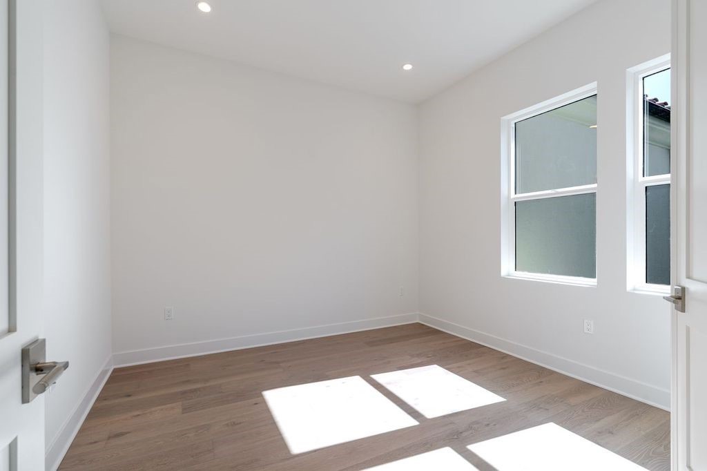 Properties 3 749 Via Arezzo Place